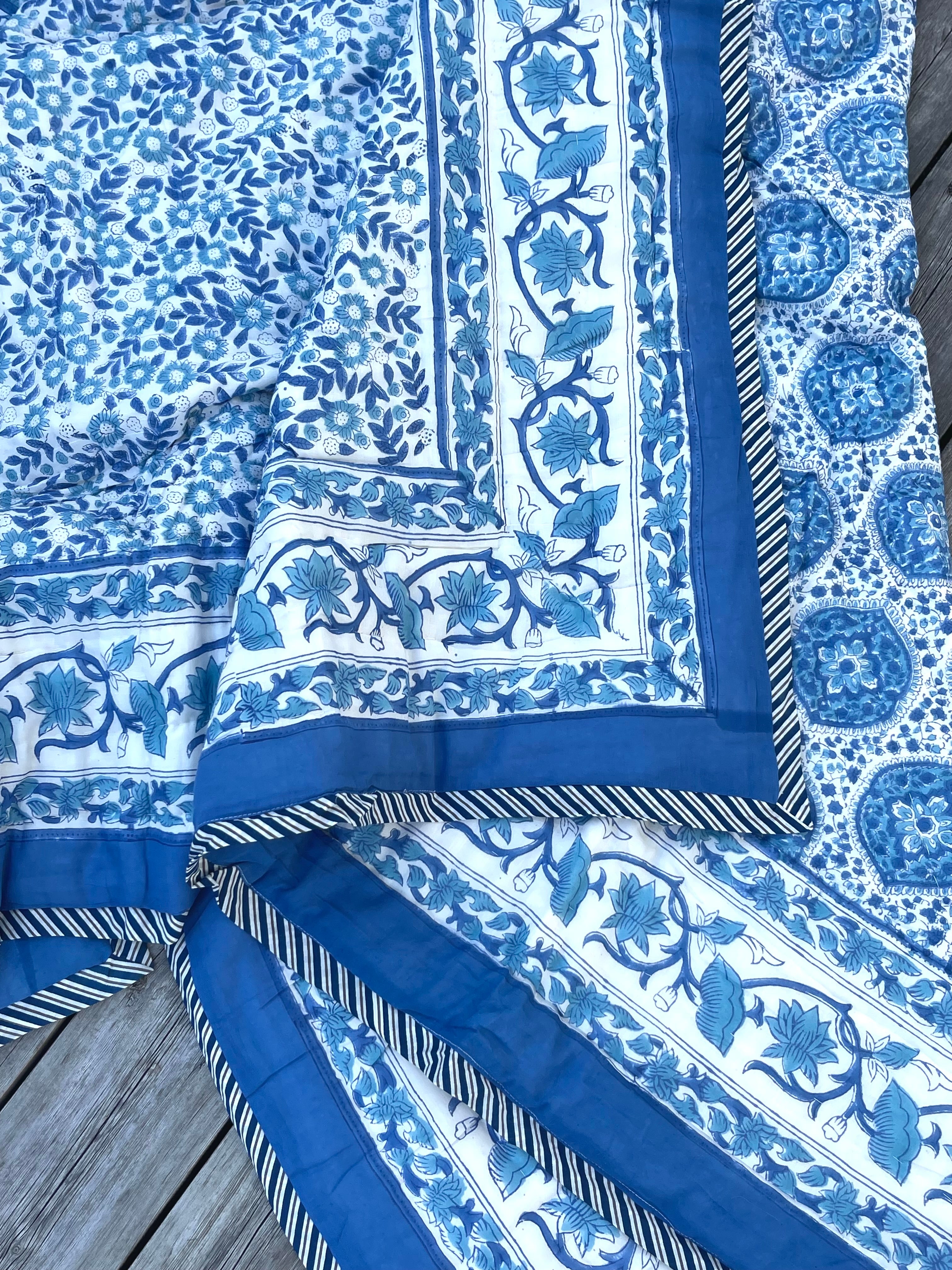 Vatteppe 150x220 - Mellomblått/Hvitt