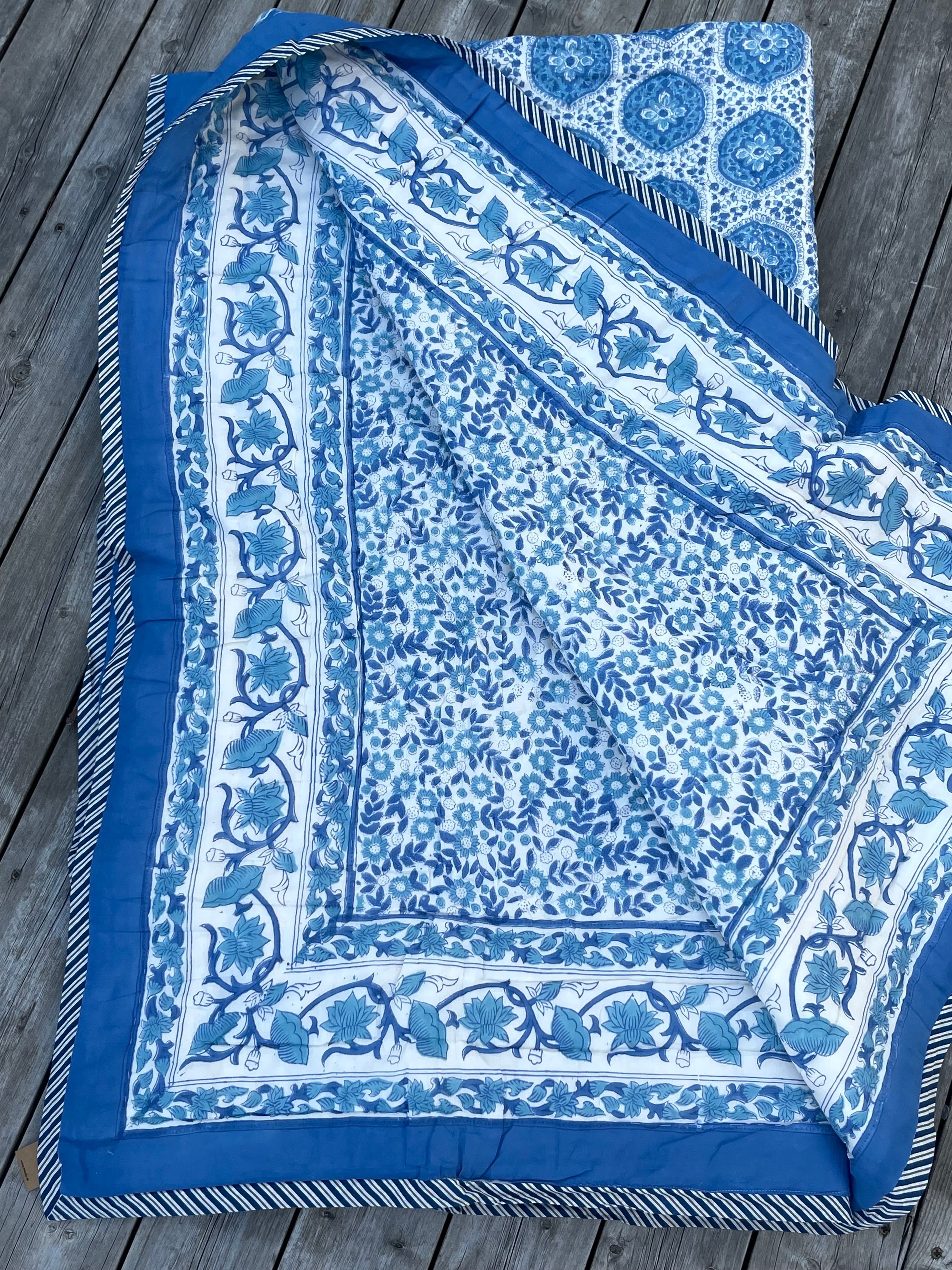 Vatteppe 150x220 - Mellomblått/Hvitt