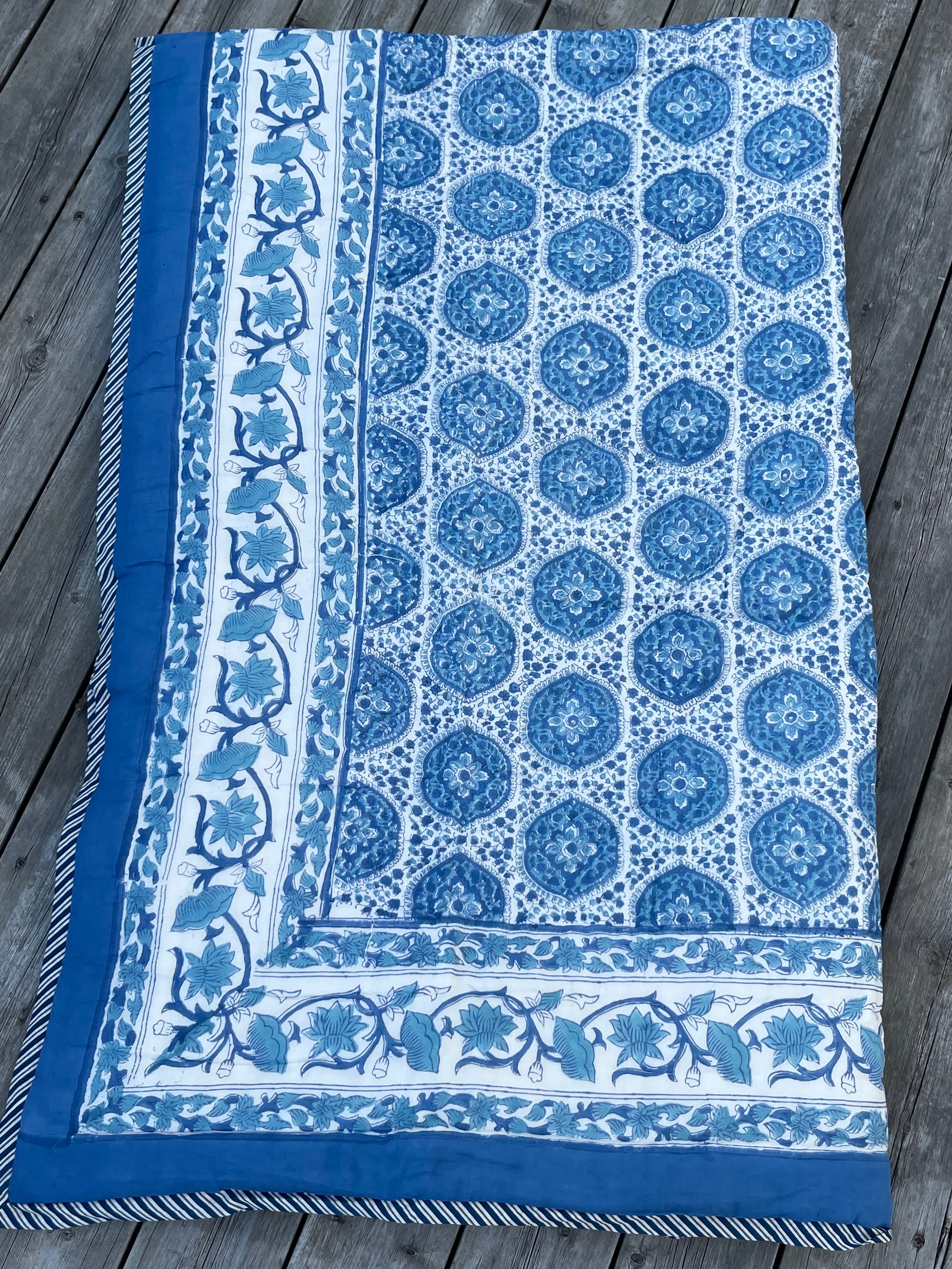 Vatteppe 150x220 - Mellomblått/Hvitt