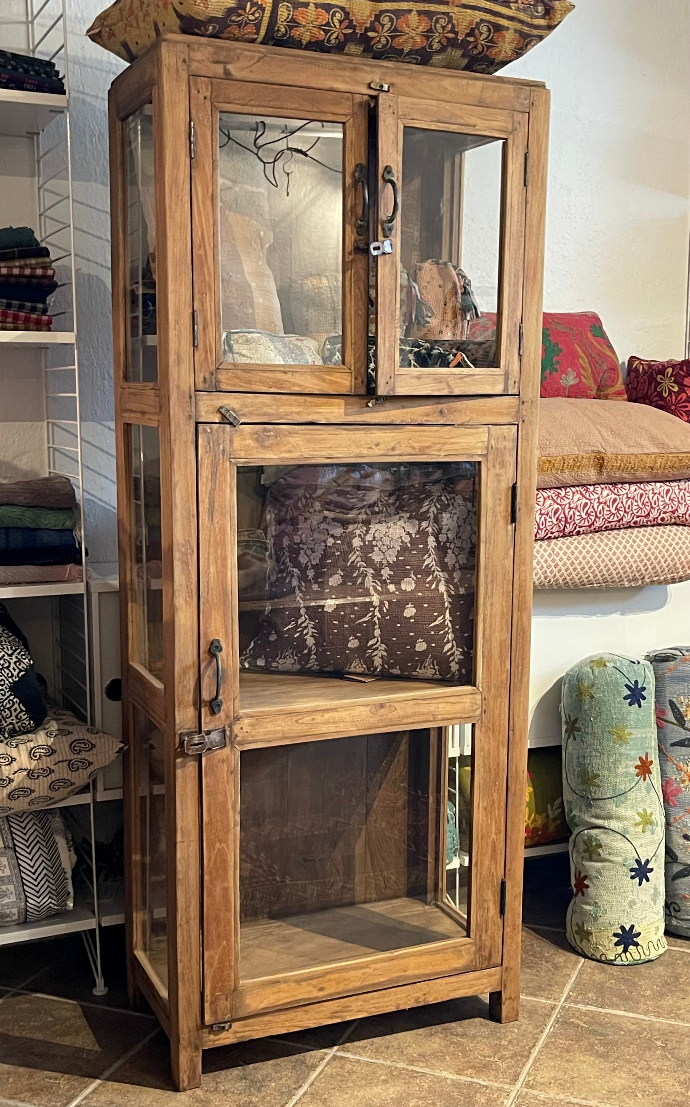 Vintage skap med glassdører