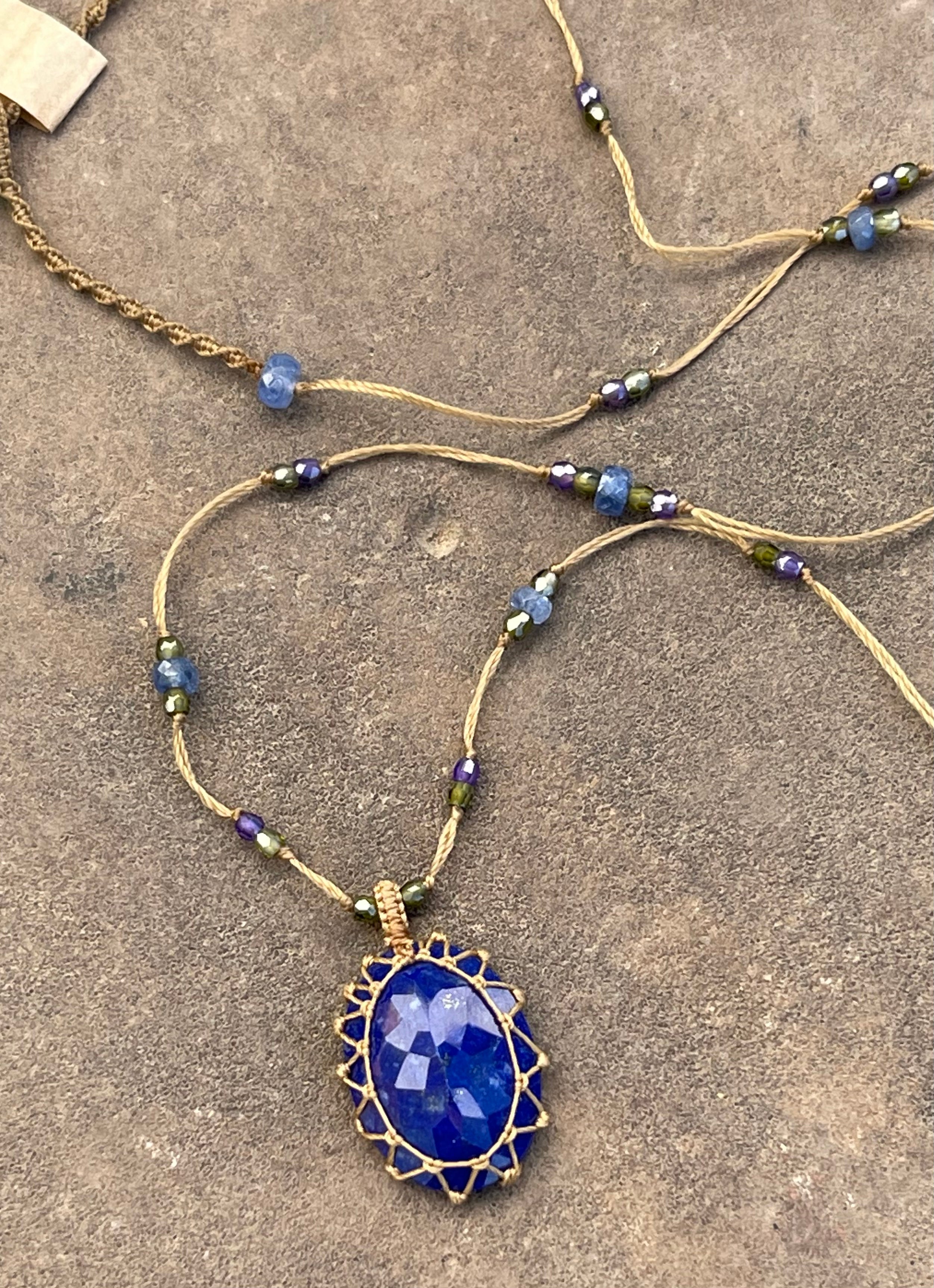 Kort smykke - Tibet - Lapis Lazuli
